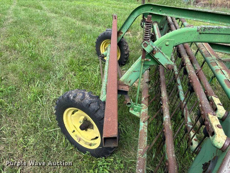 image for item EO4368 John Deere 662 hay rake