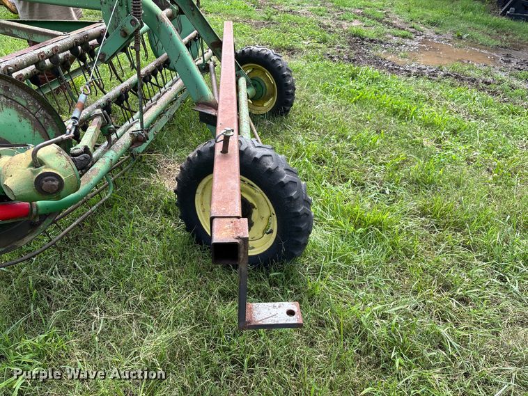 image for item EO4368 John Deere 662 hay rake