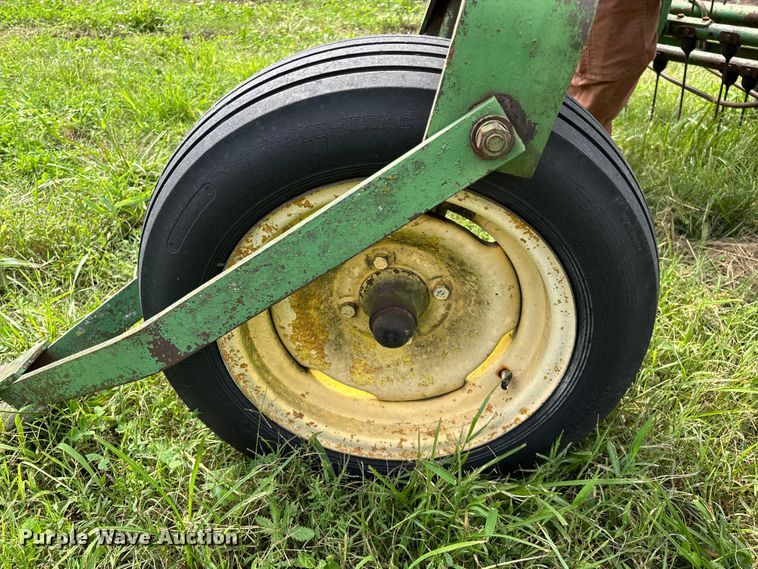 image for item EO4368 John Deere 662 hay rake