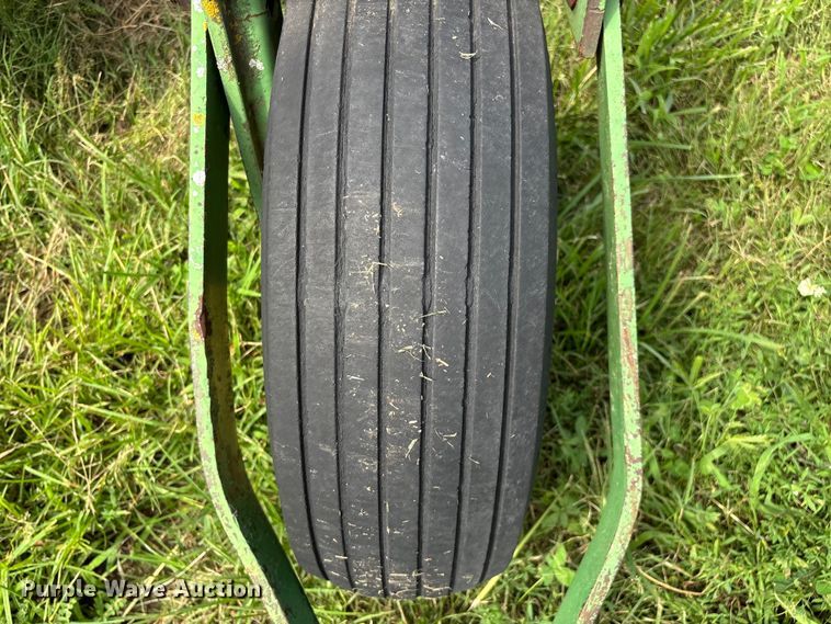 image for item EO4368 John Deere 662 hay rake