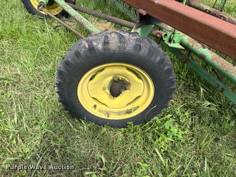 image for item EO4368 John Deere 662 hay rake