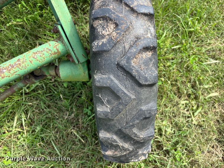 image for item EO4368 John Deere 662 hay rake
