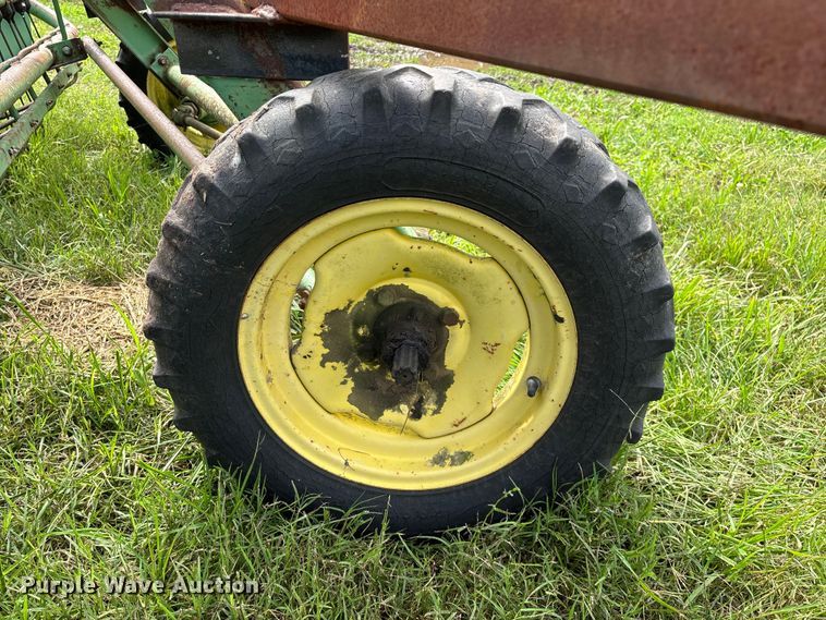 image for item EO4368 John Deere 662 hay rake