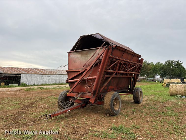 image for item EO4383 Richardton 770 silage dump wagon