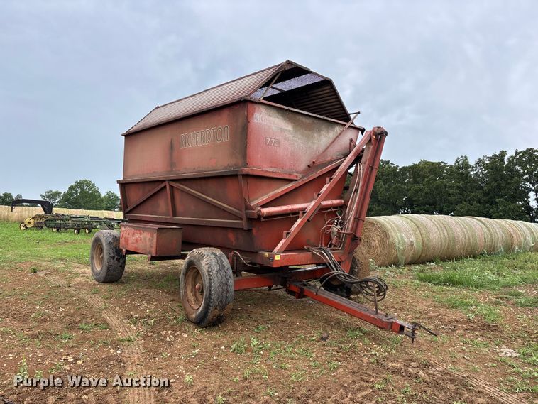 image for item EO4383 Richardton 770 silage dump wagon