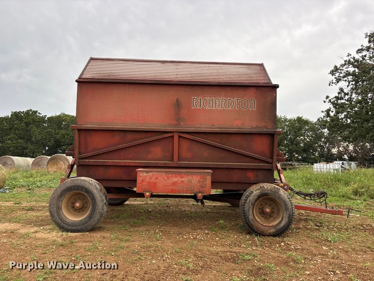 image for item EO4383 Richardton 770 silage dump wagon
