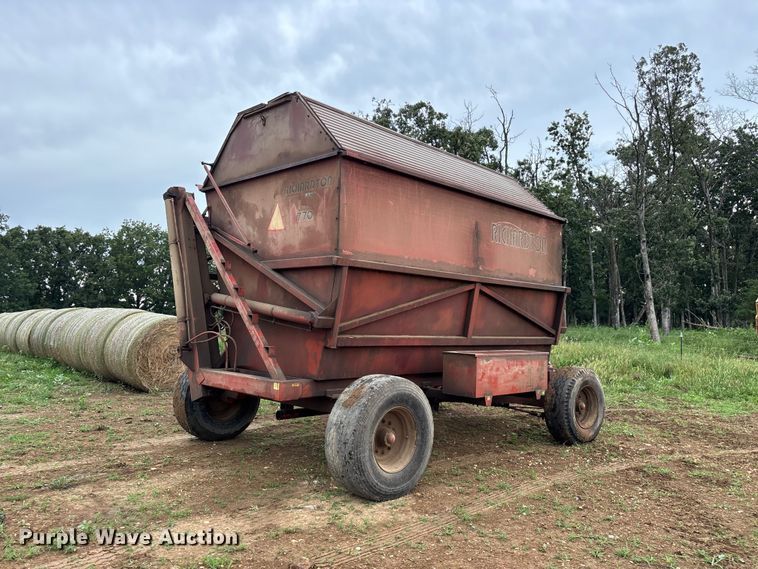 image for item EO4383 Richardton 770 silage dump wagon