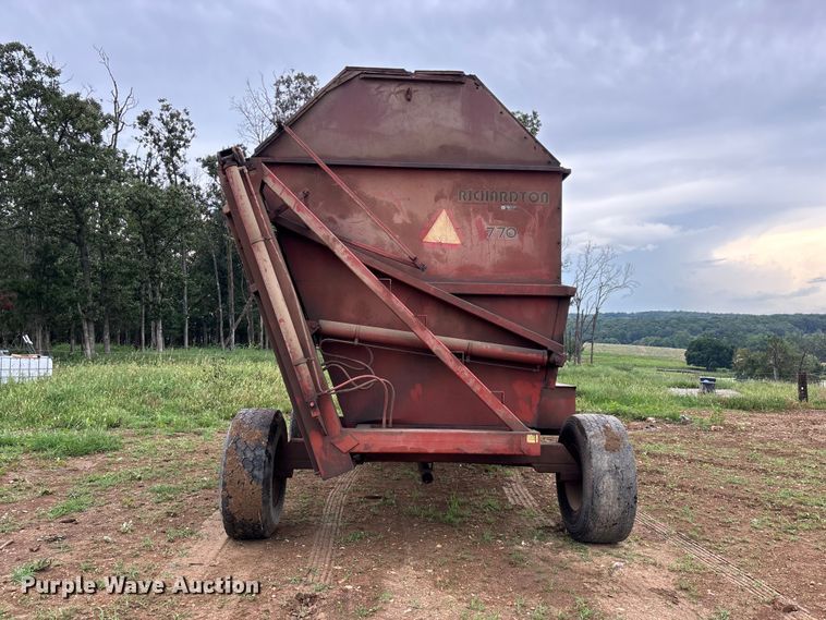 image for item EO4383 Richardton 770 silage dump wagon