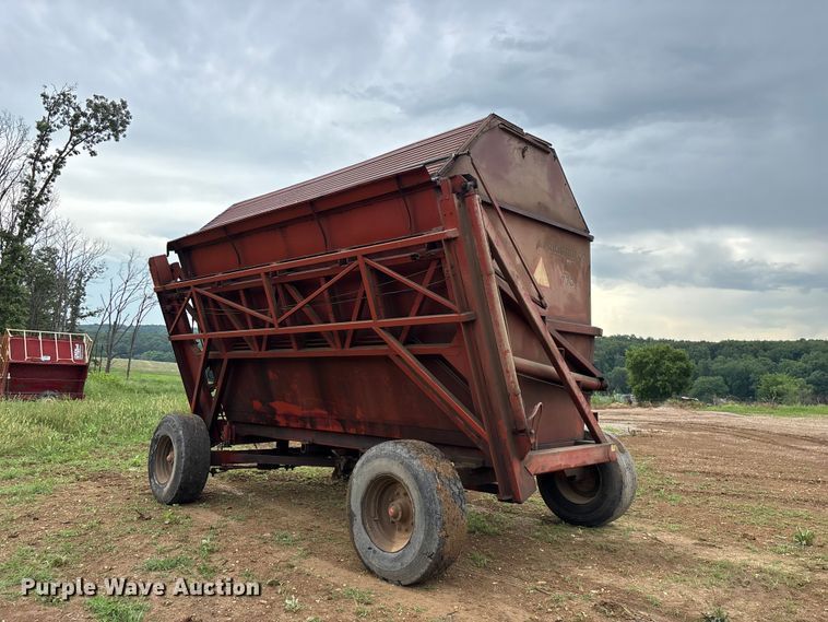 image for item EO4383 Richardton 770 silage dump wagon