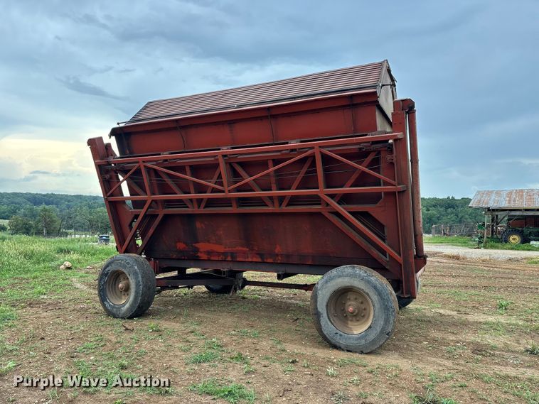 image for item EO4383 Richardton 770 silage dump wagon
