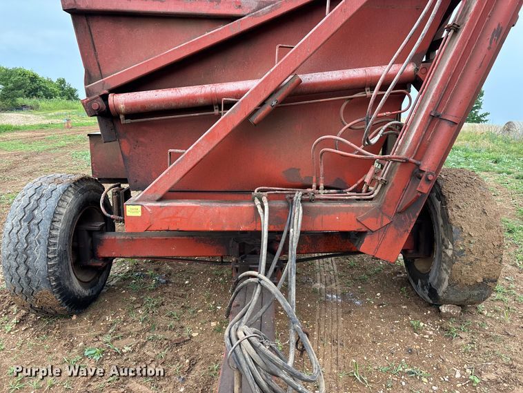 image for item EO4383 Richardton 770 silage dump wagon