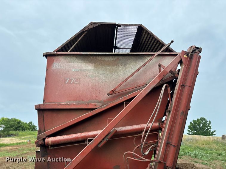 image for item EO4383 Richardton 770 silage dump wagon