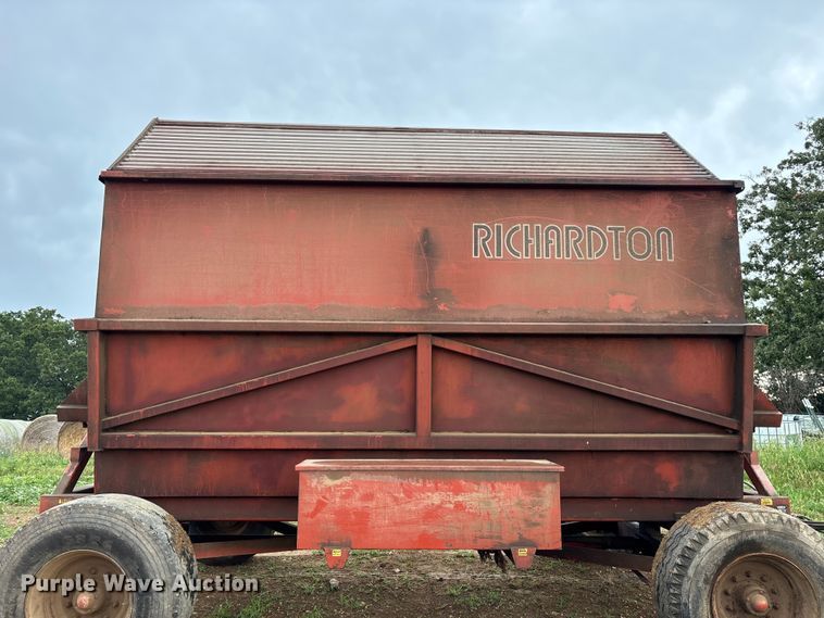 image for item EO4383 Richardton 770 silage dump wagon