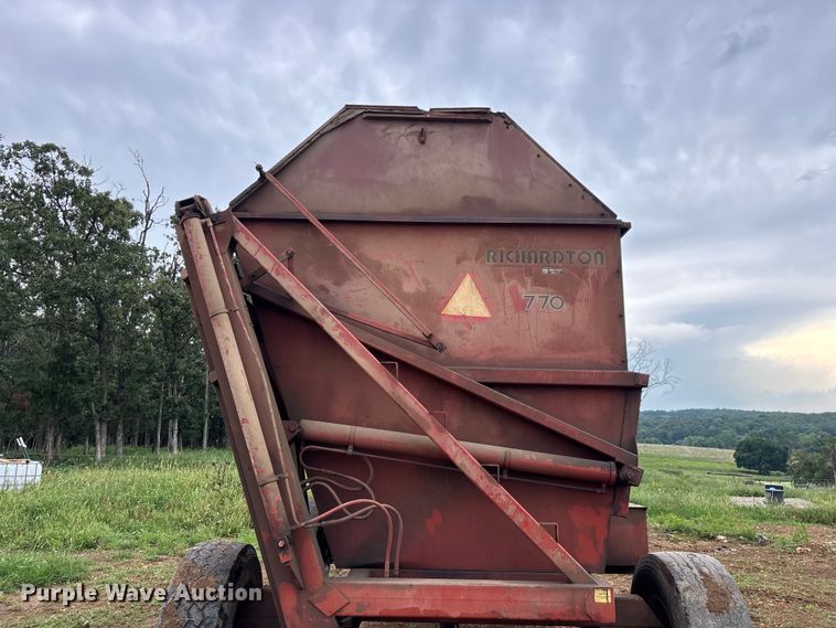 image for item EO4383 Richardton 770 silage dump wagon