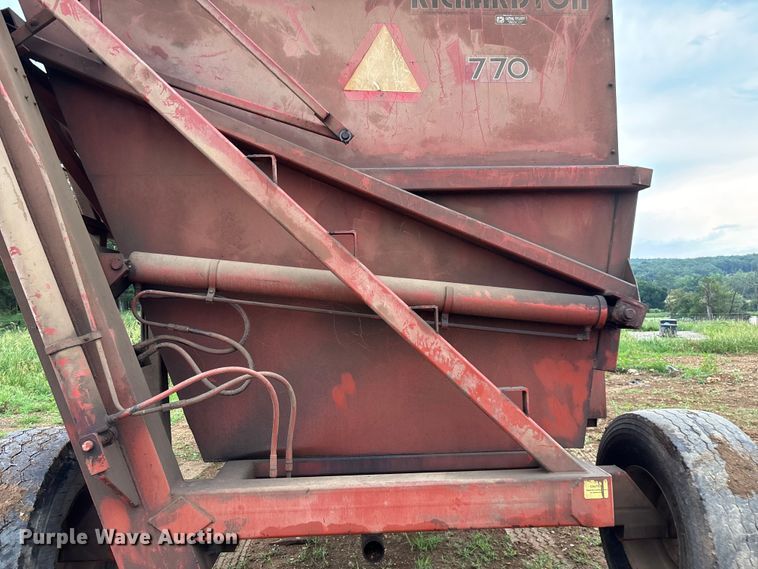image for item EO4383 Richardton 770 silage dump wagon