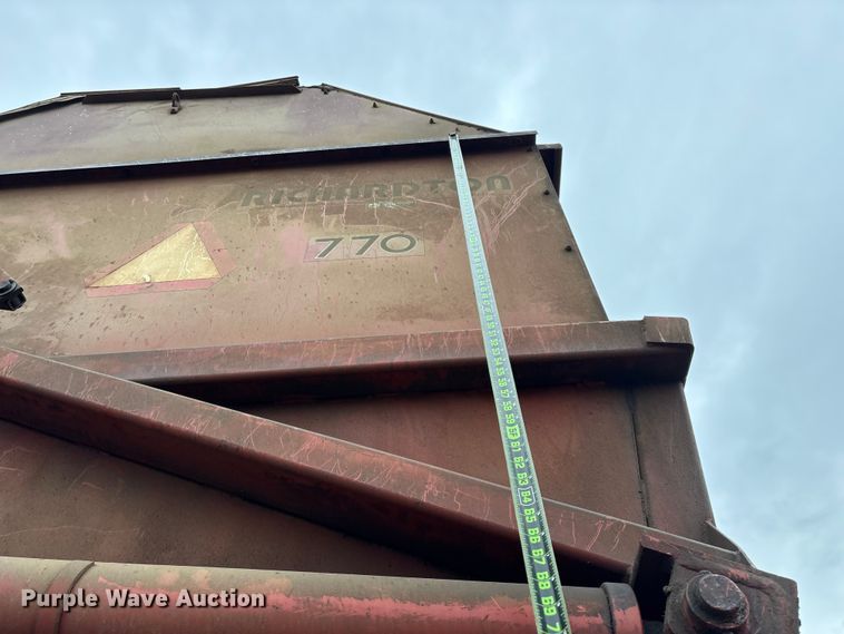 image for item EO4383 Richardton 770 silage dump wagon