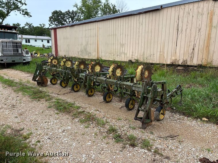 image for item EO4384 John Deere 825 row crop cultivator