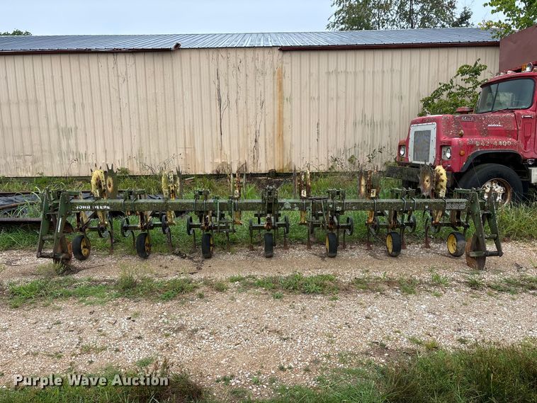 image for item EO4384 John Deere 825 row crop cultivator