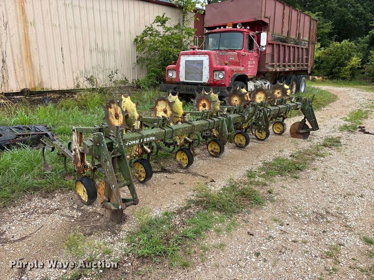 image for item EO4384 John Deere 825 row crop cultivator