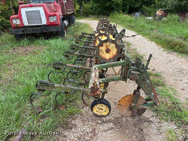 image for item EO4384 John Deere 825 row crop cultivator