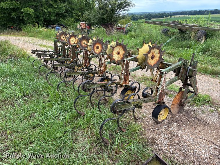 image for item EO4384 John Deere 825 row crop cultivator