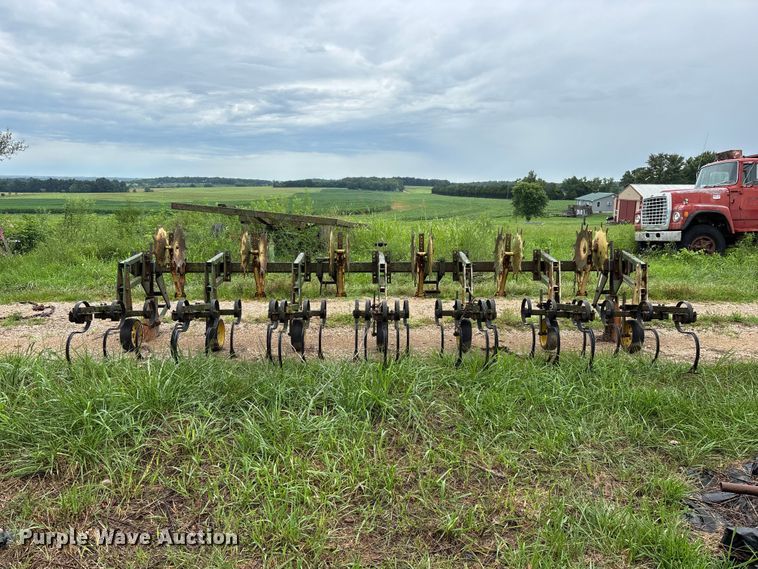 image for item EO4384 John Deere 825 row crop cultivator
