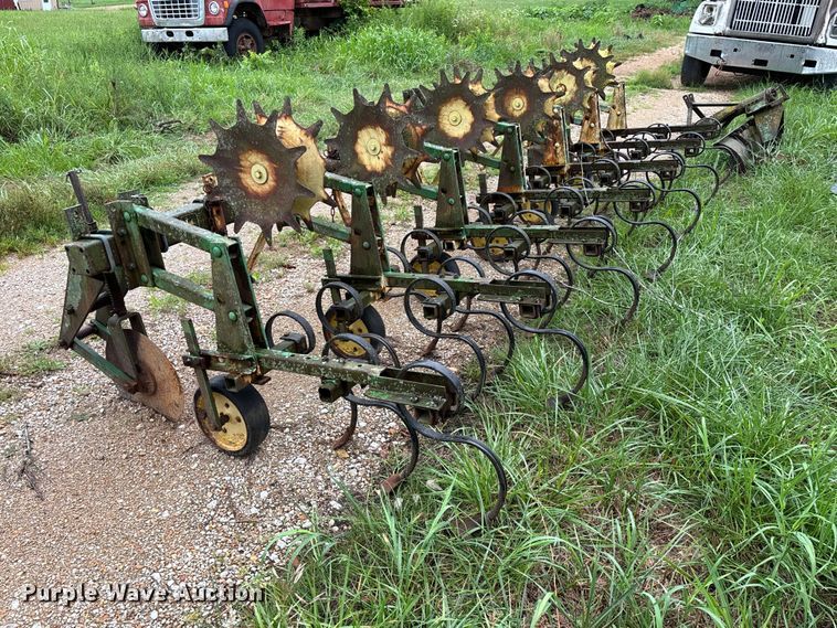 image for item EO4384 John Deere 825 row crop cultivator