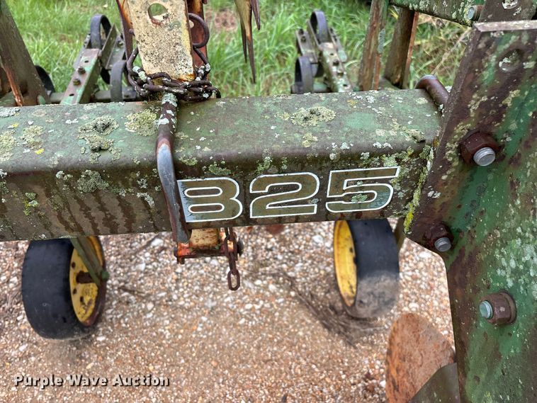 image for item EO4384 John Deere 825 row crop cultivator