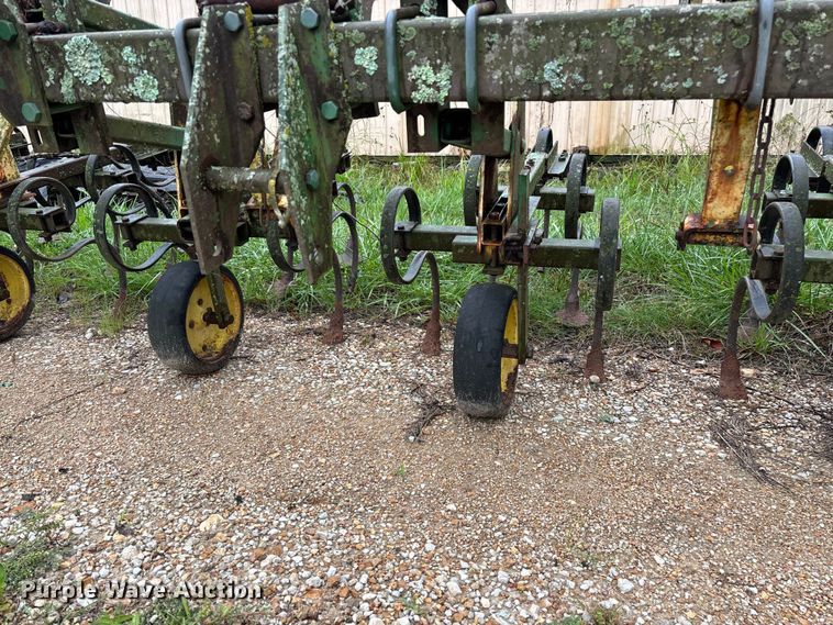 image for item EO4384 John Deere 825 row crop cultivator
