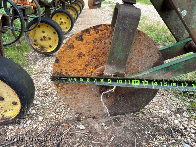 image for item EO4384 John Deere 825 row crop cultivator