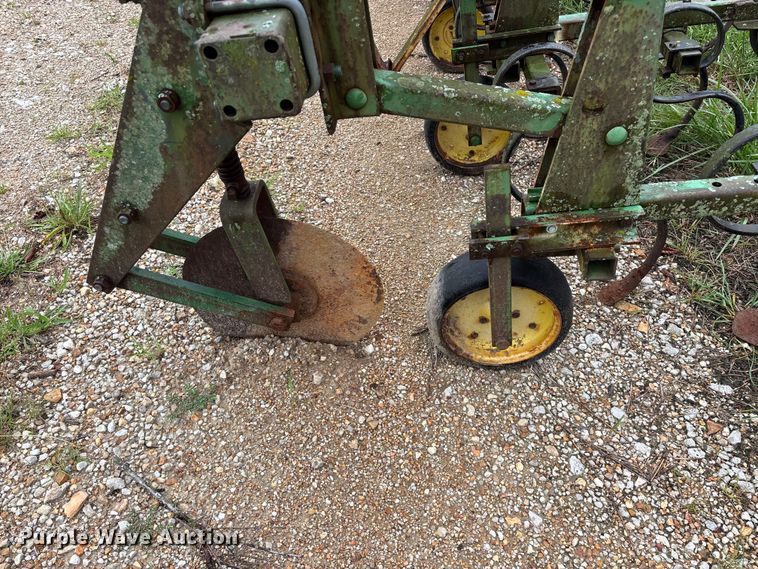 image for item EO4384 John Deere 825 row crop cultivator