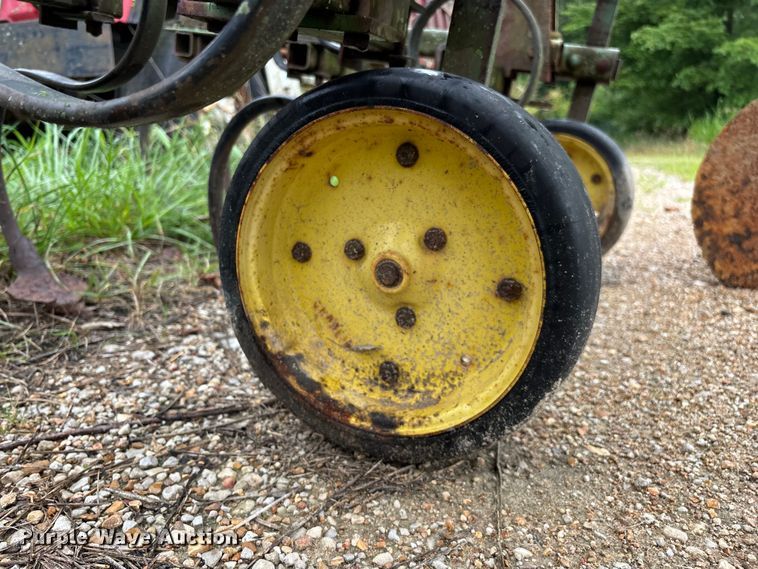 image for item EO4384 John Deere 825 row crop cultivator