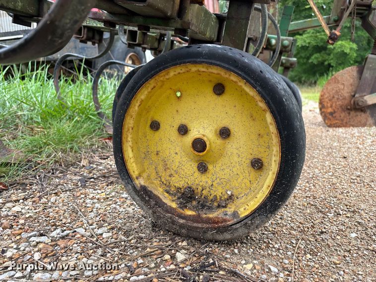 image for item EO4384 John Deere 825 row crop cultivator