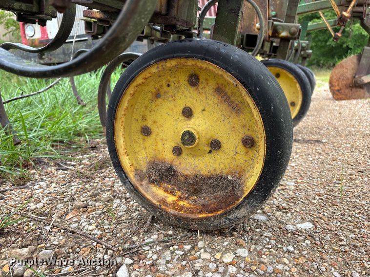 image for item EO4384 John Deere 825 row crop cultivator