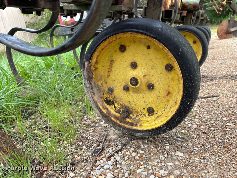 image for item EO4384 John Deere 825 row crop cultivator
