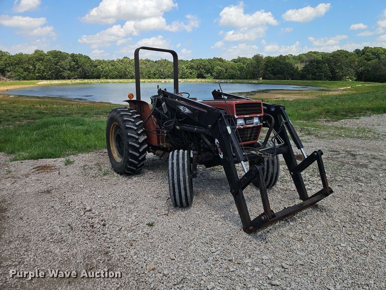 image for item EO8572 Case IH 385 tractor