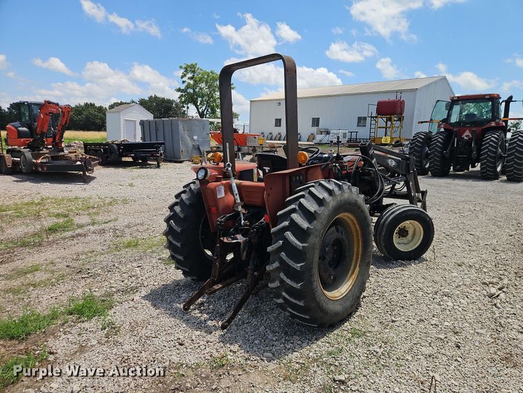 image for item EO8572 Case IH 385 tractor