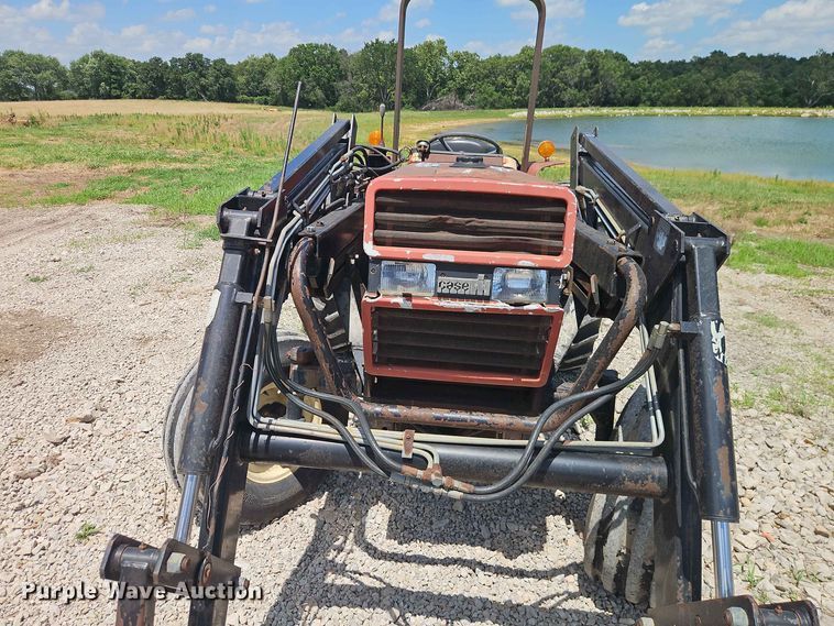 image for item EO8572 Case IH 385 tractor