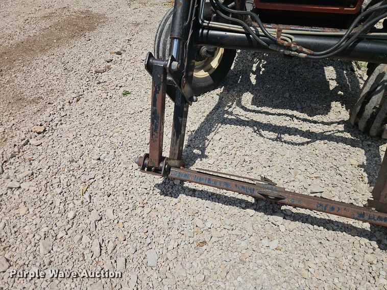 image for item EO8572 Case IH 385 tractor