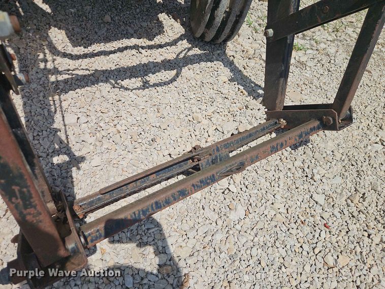 image for item EO8572 Case IH 385 tractor