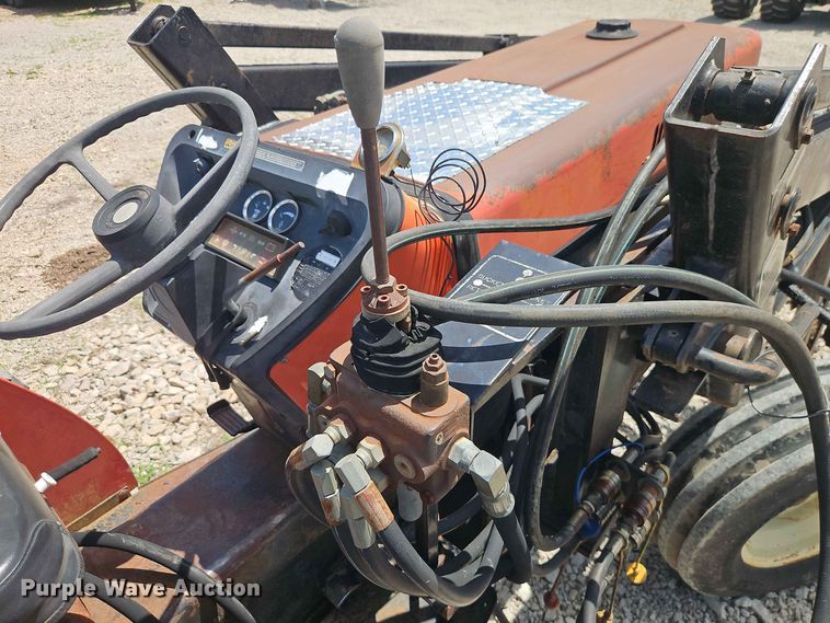 image for item EO8572 Case IH 385 tractor