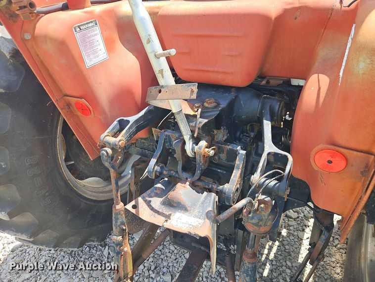 image for item EO8572 Case IH 385 tractor