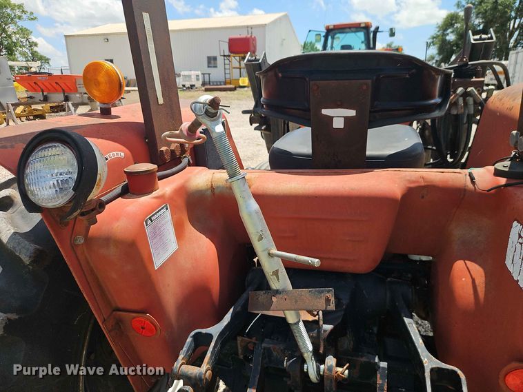 image for item EO8572 Case IH 385 tractor