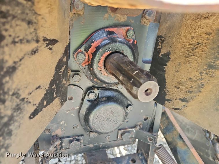 image for item EO8572 Case IH 385 tractor