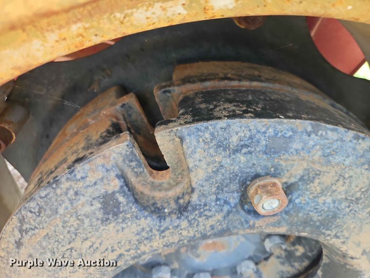 image for item EO8572 Case IH 385 tractor