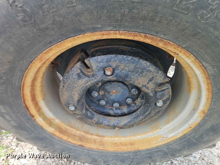 image for item EO8572 Case IH 385 tractor