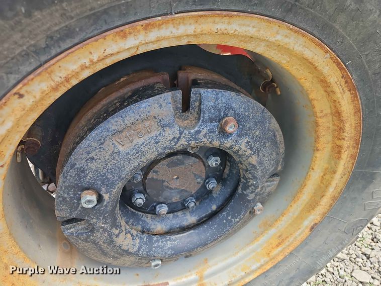 image for item EO8572 Case IH 385 tractor