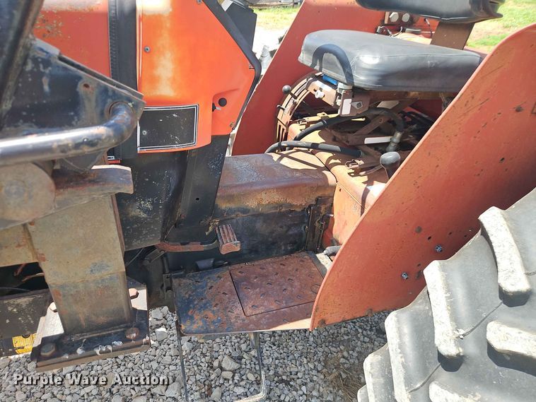 image for item EO8572 Case IH 385 tractor
