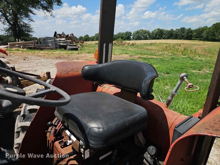 image for item EO8572 Case IH 385 tractor