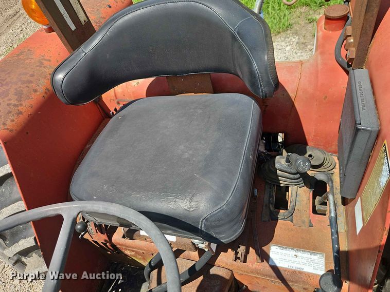 image for item EO8572 Case IH 385 tractor